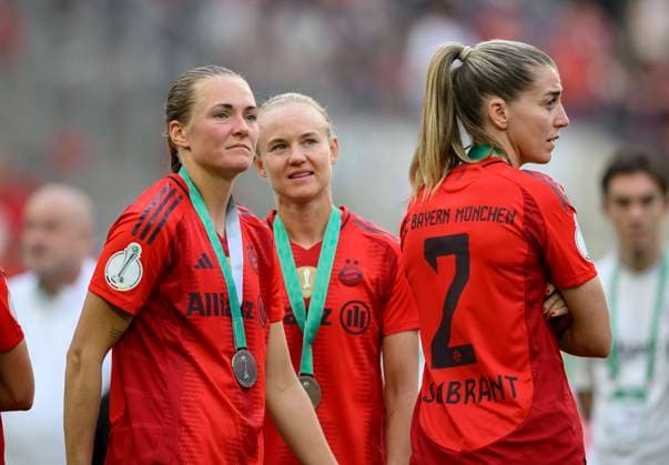 v.l. Magdalena ERIKSSON (M), Pernille HARDER (M), Linda SEMBRANT (M) enttaeuscht nach dem Spiel, mit Medaillen, DFB Pokal Finale der Frauen 2024, FC Bayern Muenchen (M) - VfL Wolfsburg (WOB) 0:2, am 09.05.2024 in Koeln Deutschland. DFB regulations prohibit any use of photographs as image sequences and or quasi-video Â