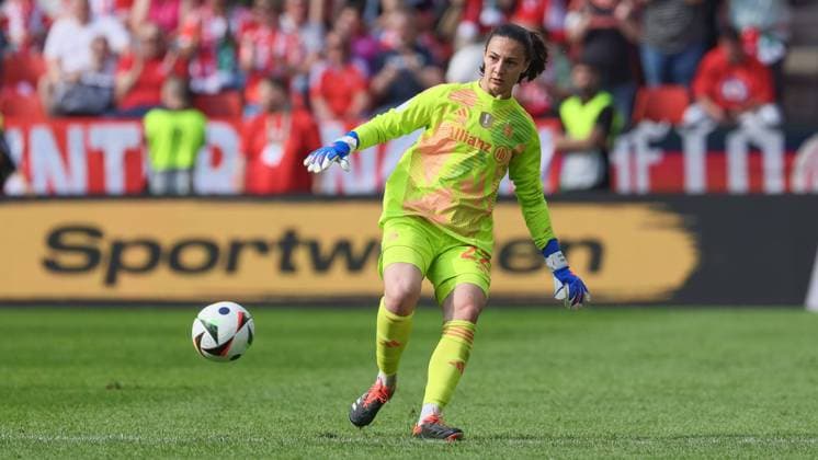 v.li.: Maria Luisa Grohs (Mala, Torhüterin, Torwart, FC Bayern München, 22) am Ball, Freisteller, Einzelbild, Ganzkörper, Aktion, Action, Spielszene, DIE DFB-RICHTLINIEN UNTERSAGEN JEGLICHE NUTZUNG VON FOTOS ALS SEQUENZBILDER UND ODER VIDEOÄHNLICHE FOTOSTRECKEN. DFB REGULATIONS PROHIBIT ANY USE OF PHOTOGRAPHS AS IMAGE SEQUENCES AND OR QUASI-VIDEO., 09.05.2024, Köln (Deutschland), Fussball, DFB-Pokal Finale Frauen, FC Bayern München - VfL Wolfsburg