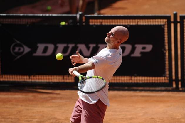 Foto IPP Cavaliere Emiliano. Roma 10 05 2024. Tennis Internazionali d Italia 2024. Nella foto: Gesto di stizza del giocatore francese Adrian Mannarino che lancia la pallina fuori dal campo. Italy Photo Press - World Copyright italy ITALY  Copyright: xR4924_italyphotopressx
