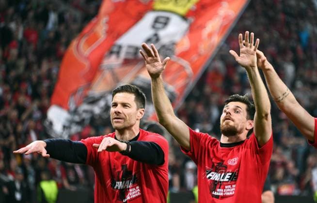Fussball, Europa League, Deutschland, Herren, Saison 2023 2024, Halbfinale Rückspiel, BayArena Leverkusen, Bayer Leverkusen - AS Rom 2:2; Schlussjubel Cheftrainer Xabi Alonso (LEV) und Jonas Hofmann (LEV). Jubel, Freude, Aktion. UEFA REGULATIONS PROHIBIT ANY USE OF PHOTOGRAPHS AS IMAGE SEQUENCES AND OR QUASI-VIDEO