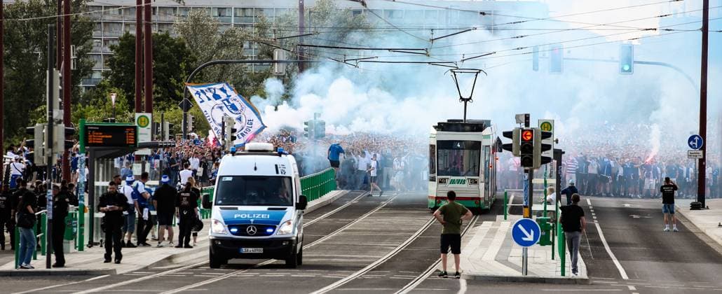 Die Ultras haben vor dem letzten Heimspiel der Saison einen Fanmarsch von der Innenstadt zur Arena organisiert - 2. Fußball Bundesliga Saison 2023-2024 1. FC Magdeburg vs. SpVgg Greuther Fürth in der MDCC Arena in Magdeburg - Fußball,Mann,Männer,Deutschland,10.05.2024