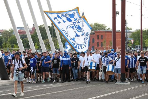Die Ultras haben vor dem letzten Heimspiel der Saison einen Fanmarsch von der Innenstadt zur Arena organisiert - 2. Fußball Bundesliga Saison 2023-2024 1. FC Magdeburg vs. SpVgg Greuther Fürth in der MDCC Arena in Magdeburg - Fußball,Mann,Männer,Deutschland,10.05.2024