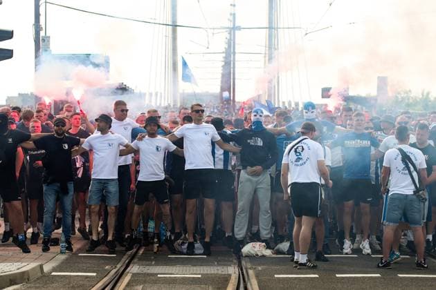 Die Ultras haben vor dem letzten Heimspiel der Saison einen Fanmarsch von der Innenstadt zur Arena organisiert - 2. Fußball Bundesliga Saison 2023-2024 1. FC Magdeburg vs. SpVgg Greuther Fürth in der MDCC Arena in Magdeburg - Fußball,Mann,Männer,Deutschland,10.05.2024