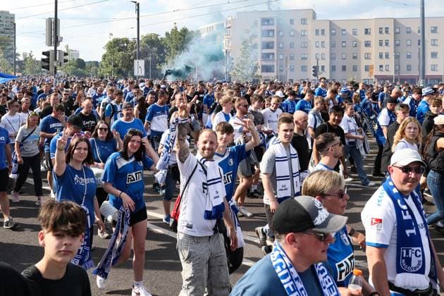Die Ultras haben vor dem letzten Heimspiel der Saison einen Fanmarsch von der Innenstadt zur Arena organisiert - 2. Fußball Bundesliga Saison 2023-2024 1. FC Magdeburg vs. SpVgg Greuther Fürth in der MDCC Arena in Magdeburg - Fußball,Mann,Männer,Deutschland,10.05.2024