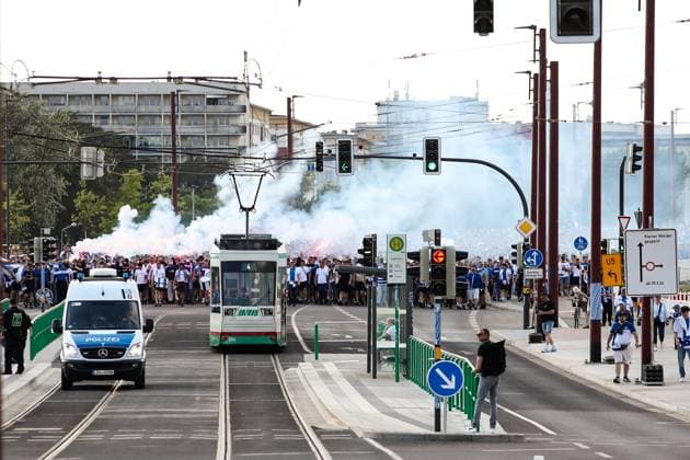 Die Ultras haben vor dem letzten Heimspiel der Saison einen Fanmarsch von der Innenstadt zur Arena organisiert - 2. Fußball Bundesliga Saison 2023-2024 1. FC Magdeburg vs. SpVgg Greuther Fürth in der MDCC Arena in Magdeburg - Fußball,Mann,Männer,Deutschland,10.05.2024