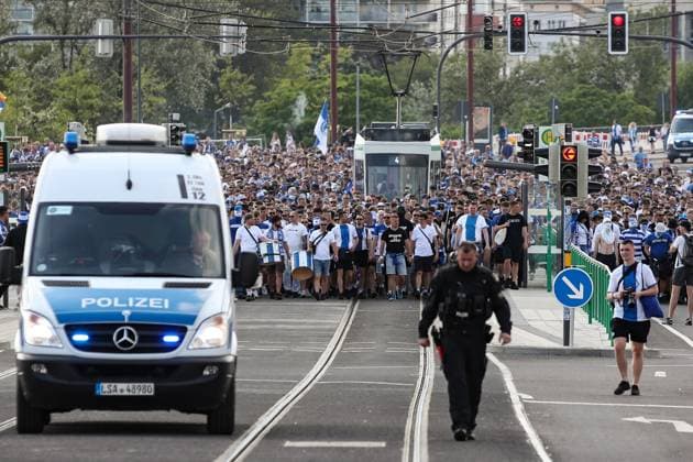Die Ultras haben vor dem letzten Heimspiel der Saison einen Fanmarsch von der Innenstadt zur Arena organisiert - 2. Fußball Bundesliga Saison 2023-2024 1. FC Magdeburg vs. SpVgg Greuther Fürth in der MDCC Arena in Magdeburg - Fußball,Mann,Männer,Deutschland,10.05.2024