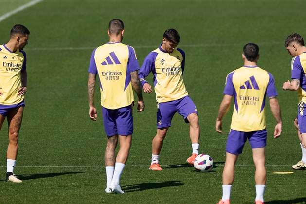 May 10, 2024, Madrid, Spain: Real Madrid CF team players warm up during the training session on the eve of the 2023 2024 La Liga EA Sports week 35 football match between Granada CF and Real Madrid CF at Real Madrid CF training ground. Madrid Spain - ZUMAs197 20240510_aaa_s197_073 Copyright: xFedericoxTitonex