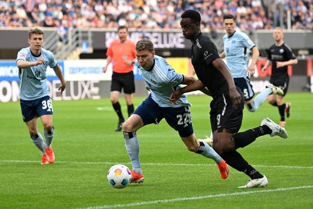 Paderborn, Home Deluxe Arena, 10.05.24, GER, Herren, 2.Bundesliga, Saison 2023-2024, SC Paderborn 07 - Hamburger SV Bild: v.li. im Zweikampf Ignace VAN DER BREMPT (Hamburg) und Ilyas ANSAH (Paderborn) Only for editorial use! DFL regulations prohibit any use of photographs as image sequences and or quasi-video. NRW Deutschland