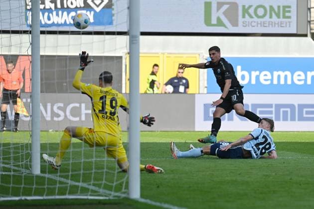 Sport Bilder des Tages Paderborn, Home Deluxe Arena, 10.05.24, GER, Herren, 2.Bundesliga, Saison 2023-2024, SC Paderborn 07 - Hamburger SV Bild: Koen KOSTONS (Paderborn) macht das Tor zum 1:0 Only for editorial use! DFL regulations prohibit any use of photographs as image sequences and or quasi-video. NRW Deutschland