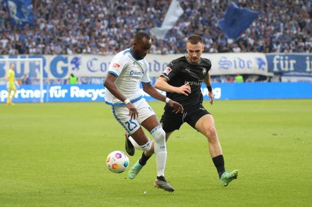 10.05.2024, xgox, Fussball 2. Bundesliga, 1. FC Magdeburg - SpVgg Greuther Fuerth emspor, v.l. Silas Gnaka (Magdeburg, 25), Tim Lemperle (Fuerth, 19) (DFL DFB REGULATIONS PROHIBIT ANY USE OF PHOTOGRAPHS as IMAGE SEQUENCES and or QUASI-VIDEO) Magdeburg