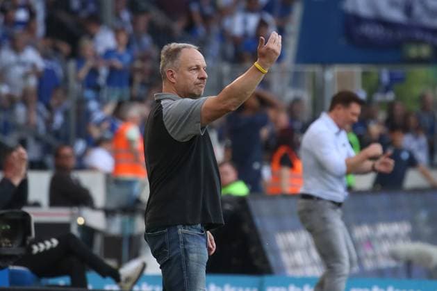 10.05.2024, xgox, Fussball 2. Bundesliga, 1. FC Magdeburg - SpVgg Greuther Fuerth emspor, v.l. Alexander Zorniger (Fuerth, Trainer) gibt Anweisungen, gestikuliert mit den Armen, gesticulate, gives instructions (DFL DFB REGULATIONS PROHIBIT ANY USE OF PHOTOGRAPHS as IMAGE SEQUENCES and or QUASI-VIDEO) Magdeburg