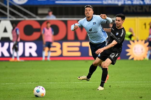 Paderborn, Home Deluxe Arena, 10.05.24, GER, Herren, 2.Bundesliga, Saison 2023-2024, SC Paderborn 07 - Hamburger SV Bild: v.li. im Zweikampf Ransford-Yeboah KOENIGSDOERFFER (Hamburg) und Raphael OBERMAIR (Paderborn) Only for editorial use! DFL regulations prohibit any use of photographs as image sequences and or quasi-video. NRW Deutschland