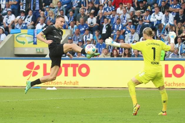 10.05.2024, xgox, Fussball 2. Bundesliga, 1. FC Magdeburg - SpVgg Greuther Fuerth emspor, v.l. Tim Lemperle (Fuerth, 19), Dominik Reimann (Magdeburg, 1) Torschuss, schiesst den Ball aufs Tor, Schuss Parade, haelt den Ball, faengt den Ball, pariert (DFL DFB REGULATIONS PROHIBIT ANY USE OF PHOTOGRAPHS as IMAGE SEQUENCES and or QUASI-VIDEO) Magdeburg