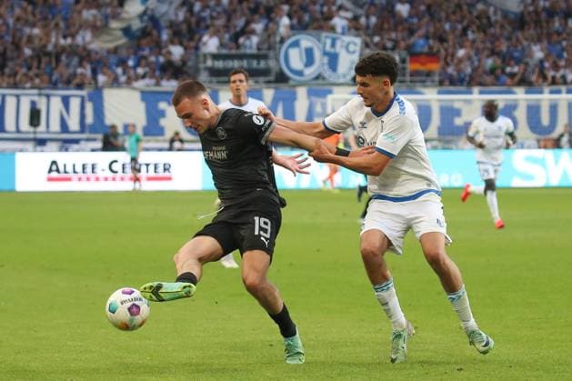 10.05.2024, xgox, Fussball 2. Bundesliga, 1. FC Magdeburg - SpVgg Greuther Fuerth emspor, v.l. Tim Lemperle (Fuerth, 19), Daniel Elfadli (Magdeburg, 6) Zweikampf, Duell, Kampf, tackle (DFL DFB REGULATIONS PROHIBIT ANY USE OF PHOTOGRAPHS as IMAGE SEQUENCES and or QUASI-VIDEO) Magdeburg