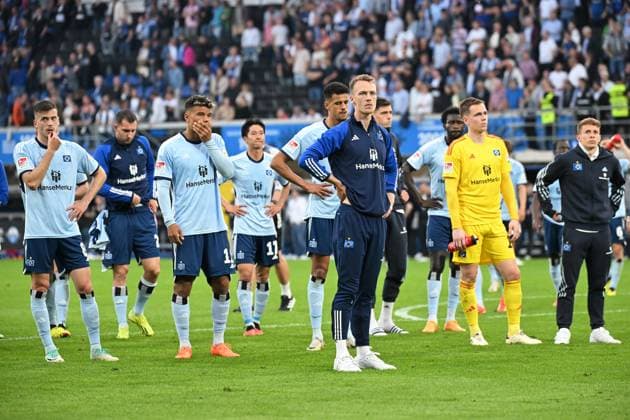 Sport Bilder des Tages Paderborn, Home Deluxe Arena, 10.05.24, GER, Herren, 2.Bundesliga, Saison 2023-2024, SC Paderborn 07 - Hamburger SV Bild: Spieler des HSV unzufrieden vor Fankurve, Fans, Fanblock Only for editorial use! DFL regulations prohibit any use of photographs as image sequences and or quasi-video. NRW Deutschland
