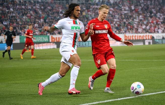 Augsburg , Fußball Bundesliga FC Augsburg vs. VfB Stuttgart, v.l. Kevin Mbabu (Augsburg), Chris Führich (VfB) Gemäß den Vorgaben der DFL Deutsche Fußball Liga ist es untersagt, in dem Stadion und oder vom Spiel angefertigte Fotoaufnahmen in Form von Sequenzbildern und oder videoähnlichen Fotostrecken zu verwerten bzw. verwerten zu lassen.
