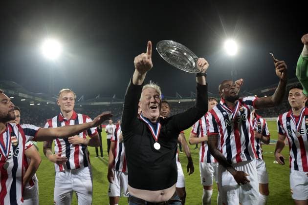 Sport Themen der Woche KW19 Sport Bilder des Tages TILBURG - Willem II coach Peter Maes celebrates the championship after the Kitchen Champion Division match between Willem II and Telstar in the King Willem II Stadium on May 10, 2024 in Tilburg, the Netherlands. ANP JEROEN PUTMANS Keuken Kampioen Divisie 2023 2024 xVIxANPxSportx xxANPxIVx 498120257 originalFilename: 498120257.jpg