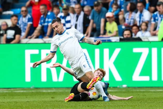 Baris Atik (1. FC Magdeburg,23) gegen Robert Wagner (SpVgg Greuther Fürth,22) - 2. Fußball Bundesliga Saison 2023-2024 1. FC Magdeburg vs. SpVgg Greuther Fürth in der MDCC Arena in Magdeburg - Aktion,Fußball,Mann,Männer,Deutschland,10.05.2024