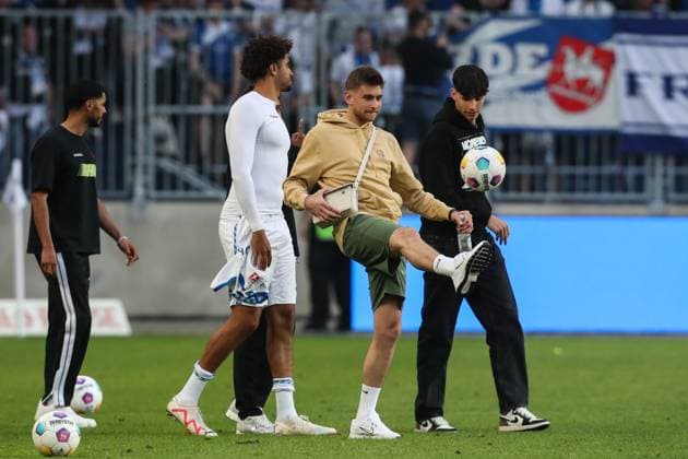 Torwart Julian Pollersbeck (M.,1. FC Magdeburg,42) und Jamie Lawrence (1. FC Magdeburg,5) - 2. Fußball Bundesliga Saison 2023-2024 1. FC Magdeburg vs. SpVgg Greuther Fürth in der MDCC Arena in Magdeburg - Fußball,Mann,Männer,Deutschland,10.05.2024