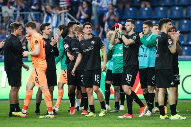 v.l. Torwart Jonas Urbig (SpVgg Greuther Fürth,40), Marco Meyerhöfer (SpVgg Greuther Fürth,18), Branimir Hrgota (SpVgg Greuther Fürth,10), Damian Michalski (SpVgg Greuther Fürth,4) - 2. Fußball Bundesliga Saison 2023-2024 1. FC Magdeburg vs. SpVgg Greuther Fürth in der MDCC Arena in Magdeburg - Aktion,Fußball,Mann,Männer,Deutschland,10.05.2024