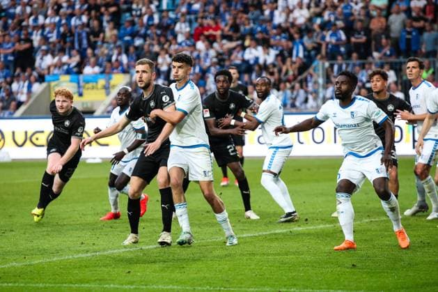 Daniel Elfadli (1. FC Magdeburg,6) und Daniel Heber (1. FC Magdeburg,15) gegen Dennis Srbeny (SpVgg Greuther Fürth,7) - 2. Fußball Bundesliga Saison 2023-2024 1. FC Magdeburg vs. SpVgg Greuther Fürth in der MDCC Arena in Magdeburg - Aktion,Fußball,Mann,Männer,Deutschland,10.05.2024