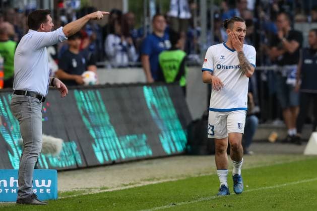Baris Atik (1. FC Magdeburg,23) und Trainer Christian Titz (1. FC Magdeburg) - 2. Fußball Bundesliga Saison 2023-2024 1. FC Magdeburg vs. SpVgg Greuther Fürth in der MDCC Arena in Magdeburg - Aktion,Fußball,Mann,Männer,Deutschland,10.05.2024