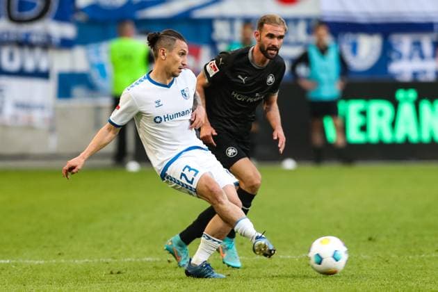 Baris Atik (1. FC Magdeburg,23) gegen Simon Asta (SpVgg Greuther Fürth,2) - 2. Fußball Bundesliga Saison 2023-2024 1. FC Magdeburg vs. SpVgg Greuther Fürth in der MDCC Arena in Magdeburg - Aktion,Fußball,Mann,Männer,Deutschland,10.05.2024