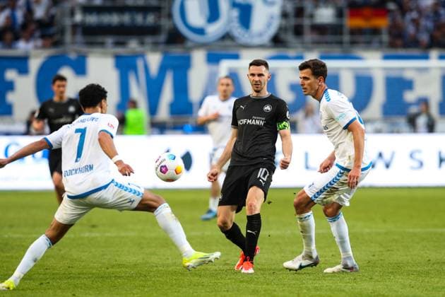 Branimir Hrgota (SpVgg Greuther Fürth,10) gegen Tobias Müller (1. FC Magdeburg,21) und Herbert Bockhorn (1. FC Magdeburg,7) - 2. Fußball Bundesliga Saison 2023-2024 1. FC Magdeburg vs. SpVgg Greuther Fürth in der MDCC Arena in Magdeburg - Aktion,Fußball,Mann,Männer,Deutschland,10.05.2024