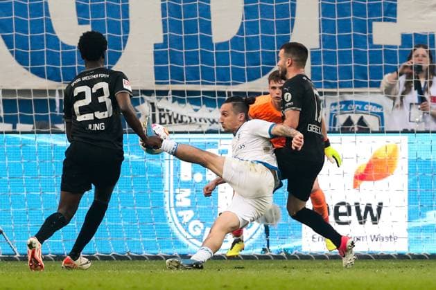 Baris Atik (1. FC Magdeburg,23) gegen Niko Gießelmann (SpVgg Greuther Fürth,17) und Gideon Jung (SpVgg Greuther Fürth,23) - 2. Fußball Bundesliga Saison 2023-2024 1. FC Magdeburg vs. SpVgg Greuther Fürth in der MDCC Arena in Magdeburg - Aktion,Fußball,Mann,Männer,Deutschland,10.05.2024