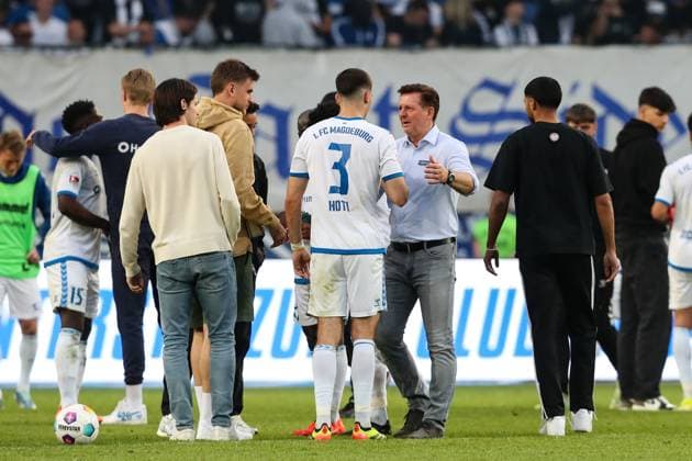 Trainer Christian Titz mit Andi Hoti (1. FC Magdeburg,3), Torwart Julian Pollersbeck (1. FC Magdeburg,42), Jean Hugonet (1. FC Magdeburg,24) - 2. Fußball Bundesliga Saison 2023-2024 1. FC Magdeburg vs. SpVgg Greuther Fürth in der MDCC Arena in Magdeburg - Fußball,Mann,Männer,Deutschland,10.05.2024
