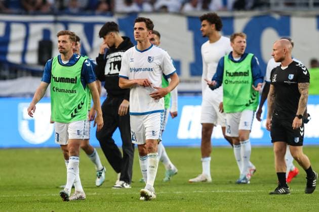 Tobias Müller (1. FC Magdeburg,21) und Alexander Nollenberger (1. FC Magdeburg,17) - 2. Fußball Bundesliga Saison 2023-2024 1. FC Magdeburg vs. SpVgg Greuther Fürth in der MDCC Arena in Magdeburg - Aktion,Fußball,Mann,Männer,Deutschland,10.05.2024