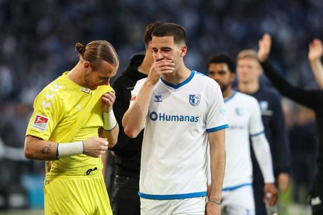 Andi Hoti (1. FC Magdeburg,3) und Torwart Dominik Reimann (1. FC Magdeburg,1) - 2. Fußball Bundesliga Saison 2023-2024 1. FC Magdeburg vs. SpVgg Greuther Fürth in der MDCC Arena in Magdeburg - Aktion,Fußball,Mann,Männer,Deutschland,10.05.2024