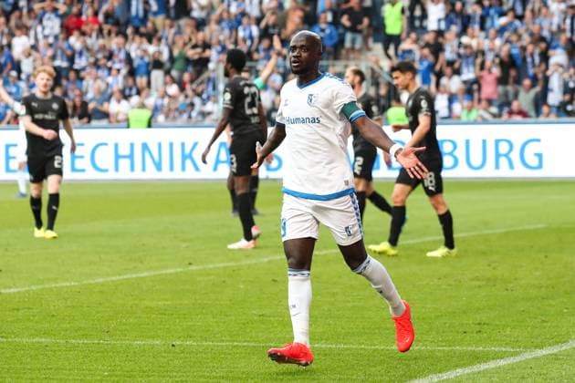 Amara Conde (1. FC Magdeburg,29) trifft zum 1-0, das Tor wird nicht gegeben - 2. Fußball Bundesliga Saison 2023-2024 1. FC Magdeburg vs. SpVgg Greuther Fürth in der MDCC Arena in Magdeburg - Aktion,Fußball,Mann,Männer,Deutschland,10.05.2024