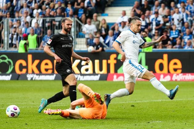 Baris Atik (1. FC Magdeburg,23) gegen Torwart Jonas Urbig (SpVgg Greuther Fürth,40) und Simon Asta (SpVgg Greuther Fürth,2) - 2. Fußball Bundesliga Saison 2023-2024 1. FC Magdeburg vs. SpVgg Greuther Fürth in der MDCC Arena in Magdeburg - Aktion,Fußball,Mann,Männer,Deutschland,10.05.2024