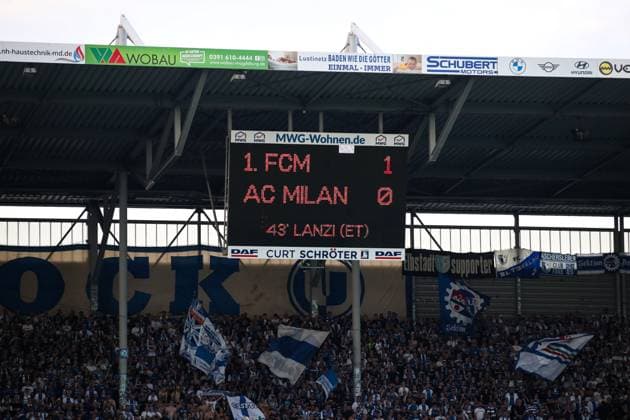 Der Spielstand aus dem Finale von 1974 wird jeweils zu der Torfolge von damals angezeigt, anlässlich fünfzig Jahre Europapokalsieg - 2. Fußball Bundesliga Saison 2023-2024 1. FC Magdeburg vs. SpVgg Greuther Fürth in der MDCC Arena in Magdeburg - Fußball,Mann,Männer,Deutschland,10.05.2024