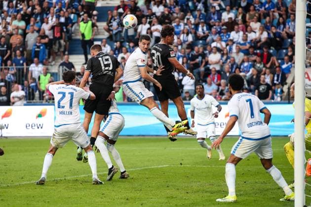 Andi Hoti (M.,1. FC Magdeburg,3) und Tobias Müller (1. FC Magdeburg,21) gegen Leander Popp (SpVgg Greuther Fürth,20) und Tim Lemperle (SpVgg Greuther Fürth,19) - 2. Fußball Bundesliga Saison 2023-2024 1. FC Magdeburg vs. SpVgg Greuther Fürth in der MDCC Arena in Magdeburg - Aktion,Fußball,Mann,Männer,Deutschland,10.05.2024