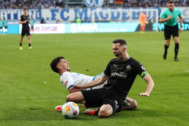 Branimir Hrgota (SpVgg Greuther Fürth,10) gegen Daniel Elfadli (1. FC Magdeburg,6) - 2. Fußball Bundesliga Saison 2023-2024 1. FC Magdeburg vs. SpVgg Greuther Fürth in der MDCC Arena in Magdeburg - Aktion,Fußball,Mann,Männer,Deutschland,10.05.2024