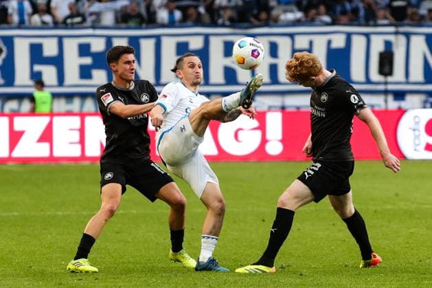 Baris Atik (1. FC Magdeburg,23) gegen Robert Wagner (r.,SpVgg Greuther Fürth,22) und Marco Meyerhöfer (SpVgg Greuther Fürth,18) - 2. Fußball Bundesliga Saison 2023-2024 1. FC Magdeburg vs. SpVgg Greuther Fürth in der MDCC Arena in Magdeburg - Aktion,Fußball,Mann,Männer,Deutschland,10.05.2024