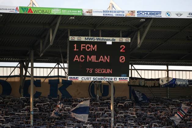 Der Spielstand aus dem Finale von 1974 wird jeweils zu der Torfolge von damals angezeigt, anlässlich fünfzig Jahre Europapokalsieg - 2. Fußball Bundesliga Saison 2023-2024 1. FC Magdeburg vs. SpVgg Greuther Fürth in der MDCC Arena in Magdeburg - Fußball,Mann,Männer,Deutschland,10.05.2024