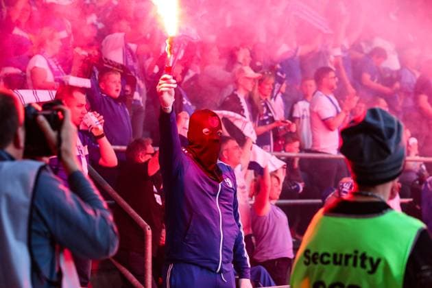 Der Spielstand aus dem Finale von 1974 wird jeweils zu der Torfolge von damals angezeigt, anlässlich fünfzig Jahre Europapokalsieg. Zum 2-0 von Wolfgang Paule Seguin zünden die Fans in der 73 Minute Pyro im gesamten Stadionumlauf. - 2. Fußball Bundesliga Saison 2023-2024 1. FC Magdeburg vs. SpVgg Greuther Fürth in der MDCC Arena in Magdeburg - Fußball,Mann,Männer,Deutschland,10.05.2024