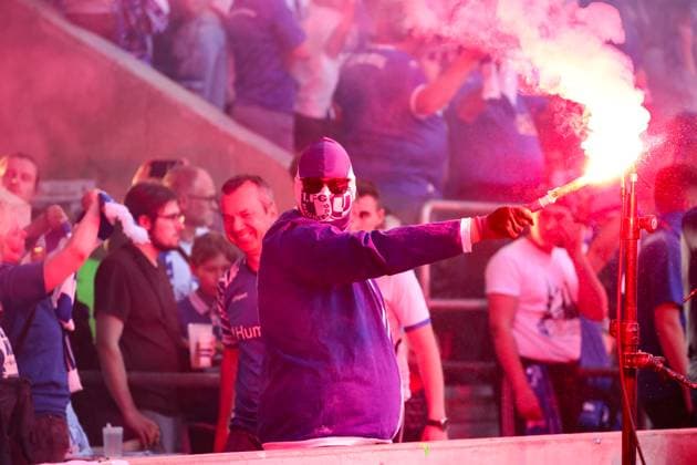 Der Spielstand aus dem Finale von 1974 wird jeweils zu der Torfolge von damals angezeigt, anlässlich fünfzig Jahre Europapokalsieg. Zum 2-0 von Wolfgang Paule Seguin zünden die Fans in der 73 Minute Pyro im gesamten Stadionumlauf. - 2. Fußball Bundesliga Saison 2023-2024 1. FC Magdeburg vs. SpVgg Greuther Fürth in der MDCC Arena in Magdeburg - Fußball,Mann,Männer,Deutschland,10.05.2024