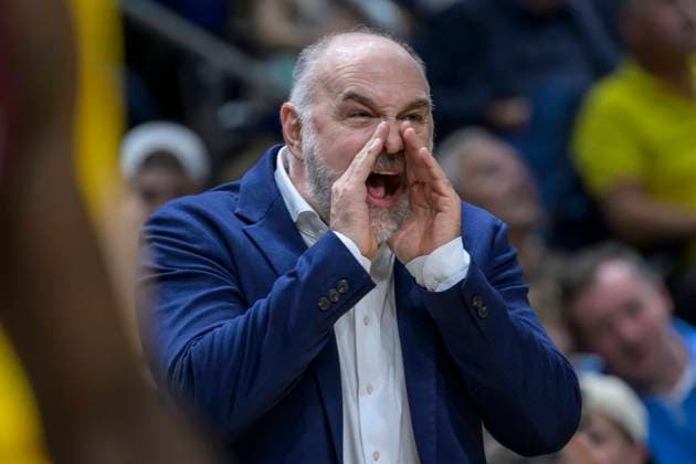 Pablo Laso (FC Bayern Muenchen Basketball), ruft, schreit, motiviert sein Team, Alba Berlin vs FC Bayern Muenchen Basketball, BBL, Basketball, Uber Arena, 10.05. 2024, Copyright: HMBxMedia UwexKoch