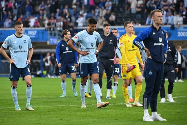 Paderborn, Home Deluxe Arena, 10.05.24, GER, Herren, 2.Bundesliga, Saison 2023-2024, SC Paderborn 07 - Hamburger SV Bild: Spieler des HSV unzufrieden vor Fankurve, Fans, Fanblock Only for editorial use! DFL regulations prohibit any use of photographs as image sequences and or quasi-video. NRW Deutschland