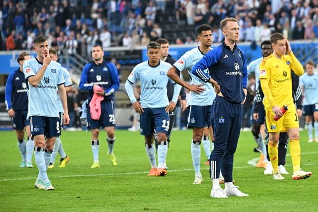 Sport Bilder des Tages Paderborn, Home Deluxe Arena, 10.05.24, GER, Herren, 2.Bundesliga, Saison 2023-2024, SC Paderborn 07 - Hamburger SV Bild: Spieler des HSV unzufrieden vor Fankurve, Fans, Fanblock Only for editorial use! DFL regulations prohibit any use of photographs as image sequences and or quasi-video. NRW Deutschland