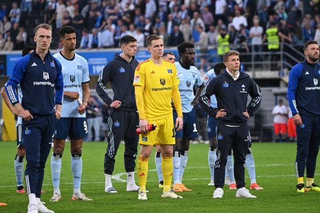Paderborn, Home Deluxe Arena, 10.05.24, GER, Herren, 2.Bundesliga, Saison 2023-2024, SC Paderborn 07 - Hamburger SV Bild: Spieler des HSV unzufrieden vor Fankurve, Fans, Fanblock Only for editorial use! DFL regulations prohibit any use of photographs as image sequences and or quasi-video. NRW Deutschland