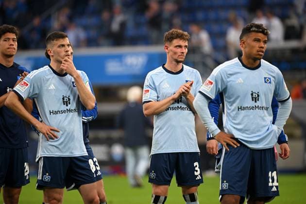 Paderborn, Home Deluxe Arena, 10.05.24, GER, Herren, 2.Bundesliga, Saison 2023-2024, SC Paderborn 07 - Hamburger SV Bild: v.li. Laszlo BENES (Hamburg), Moritz HEYER (Hamburg) und Ransford-Yeboah KOENIGSDOERFFER (Hamburg) Only for editorial use! DFL regulations prohibit any use of photographs as image sequences and or quasi-video. NRW Deutschland