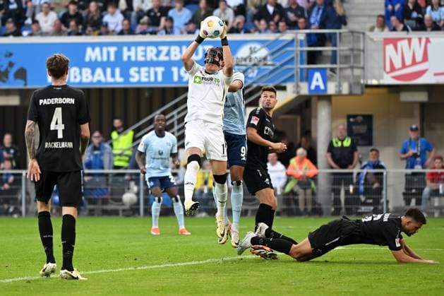 Paderborn, Home Deluxe Arena, 10.05.24, GER, Herren, 2.Bundesliga, Saison 2023-2024, SC Paderborn 07 - Hamburger SV Bild: Torwart Pelle BOEVINK (Paderborn) Only for editorial use! DFL regulations prohibit any use of photographs as image sequences and or quasi-video. NRW Deutschland
