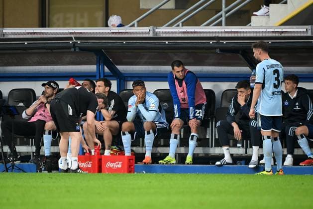 Paderborn, Home Deluxe Arena, 10.05.24, GER, Herren, 2.Bundesliga, Saison 2023-2024, SC Paderborn 07 - Hamburger SV Bild: Spieler des HSV unzufrieden auf der Bank Only for editorial use! DFL regulations prohibit any use of photographs as image sequences and or quasi-video. NRW Deutschland