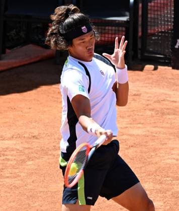 (240511) -- ROME, May 11, 2024 -- Zhang Zhizhen of China returns a shot during the men s singles round of 64 match against Adrian Mannarino of France at Italian Open in Rome, Italy, May 10, 2024. (Photo by Alberto Lingria Xinhua) (SP)ITALY-ROME-TENNIS ATP, Tennis Herren ITALIAN OPEN AxErbeituo¡¤lingeliya 