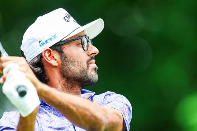 CHARLOTTE, NC - MAY 10: Akshay Bhatia watches his shot from the fifth tee box during the second round of Wells Fargo Championship at Quail Hollow Club on May 10, 2024 in Charlotte, North Carolina. (Photo by David Jensen Icon Sportswire) GOLF: MAY 10 PGA, Golf Herren Wells Fargo Championship EDITORIAL USE ONLY Icon240510028
